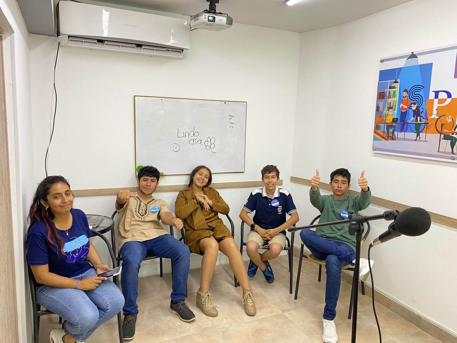 grupo de niños en clases de oratoria